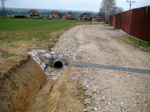 nový svod dešťové vody do kanalizace v horní části obce 03 2015 6